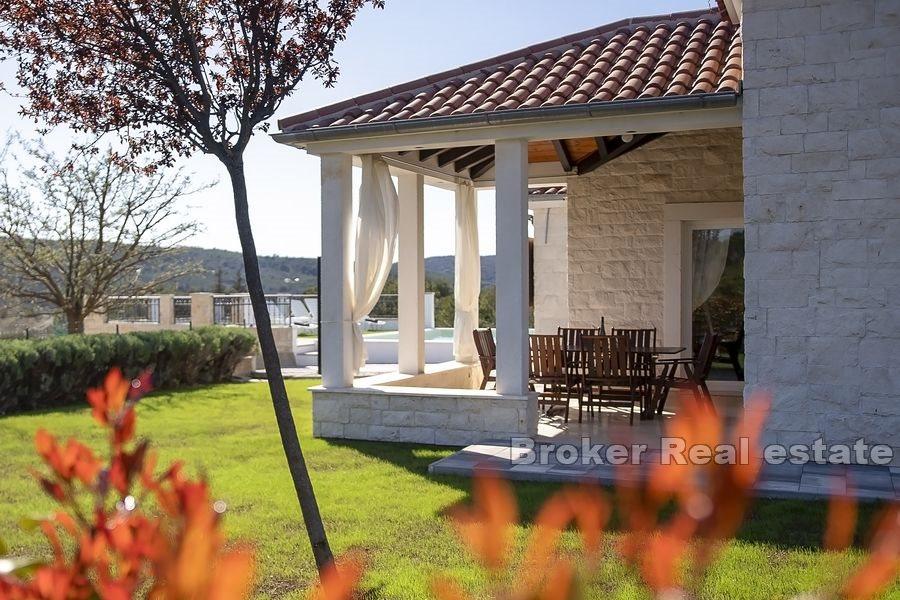 Šibenik - Kamenný dům s bazénem