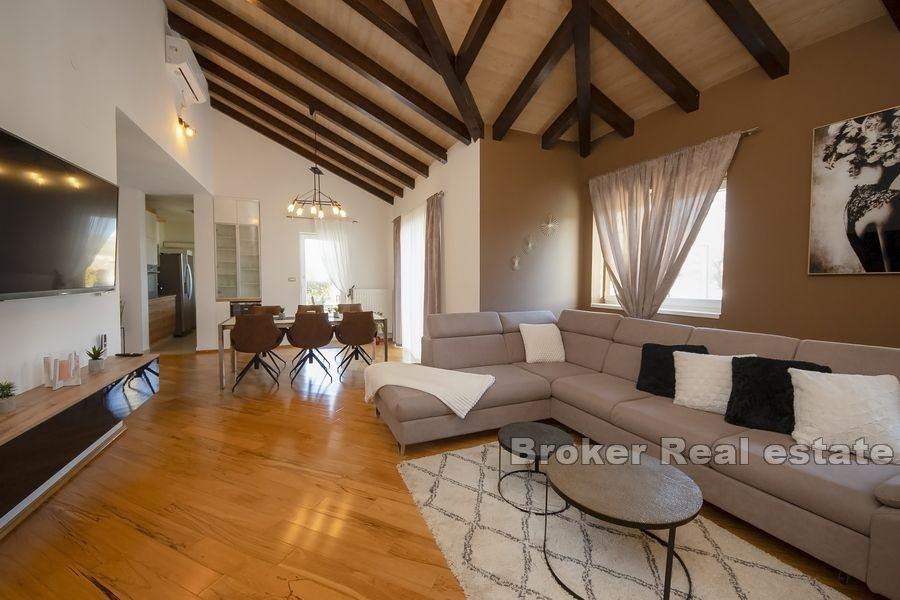 Šibenik - Kamenný dům s bazénem