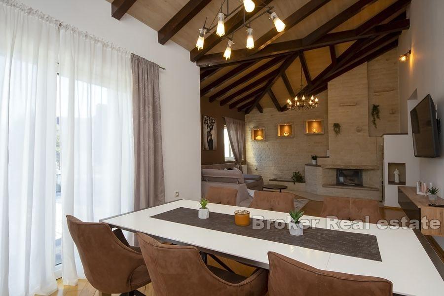 Šibenik - Kamenný dům s bazénem