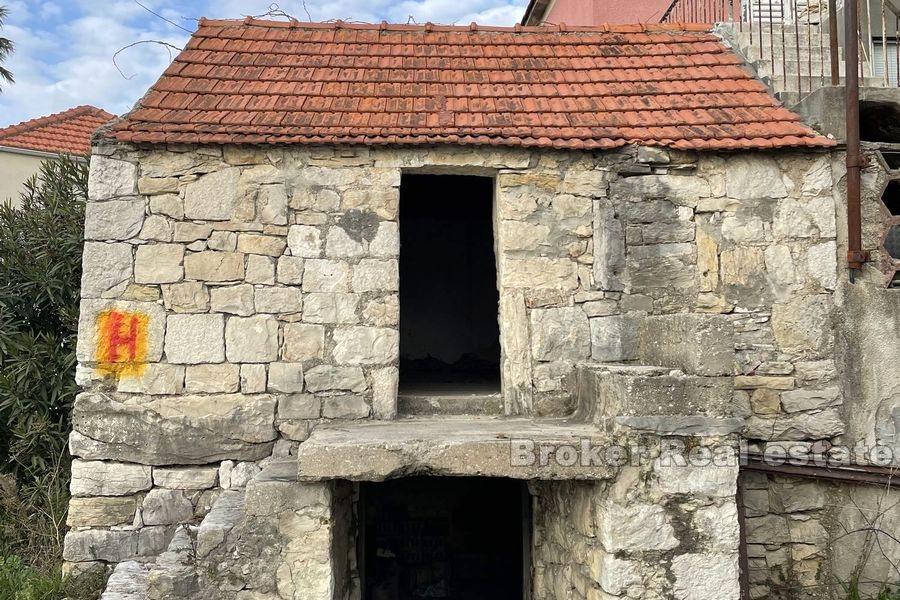 Près de Split - Ancienne maison en pierre à reconstruire