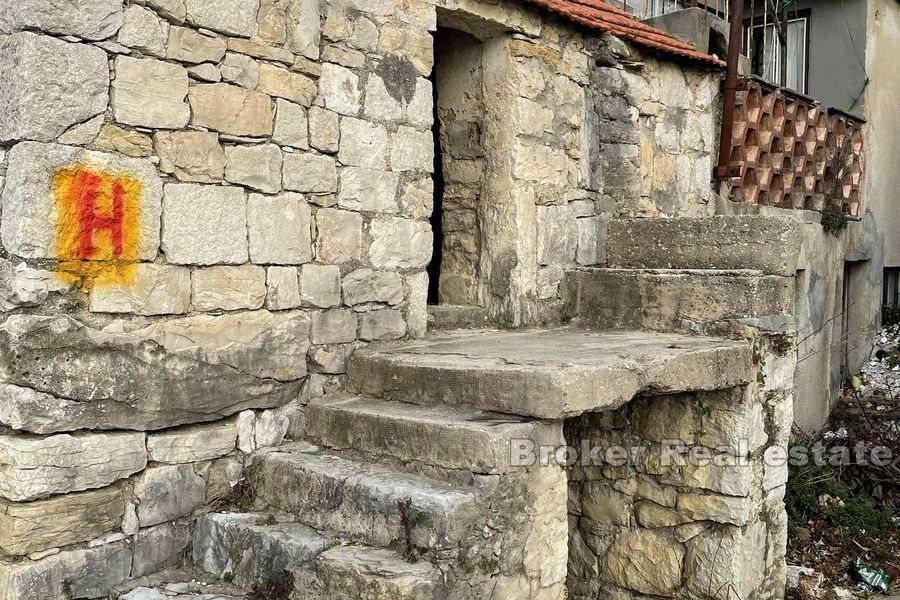 Près de Split - Ancienne maison en pierre à reconstruire