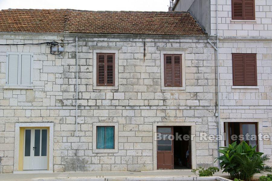 Korčula - Starý kamenný dům v první řadě k moři