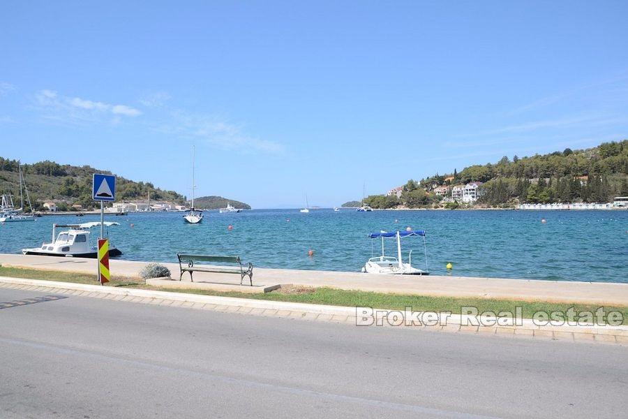 Korcula - Vieille maison en pierre au premier rang de la mer