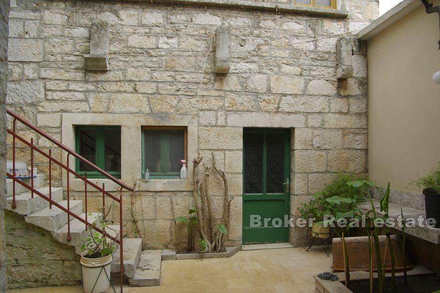 Korčula - Starý kamenný dům v první řadě k moři