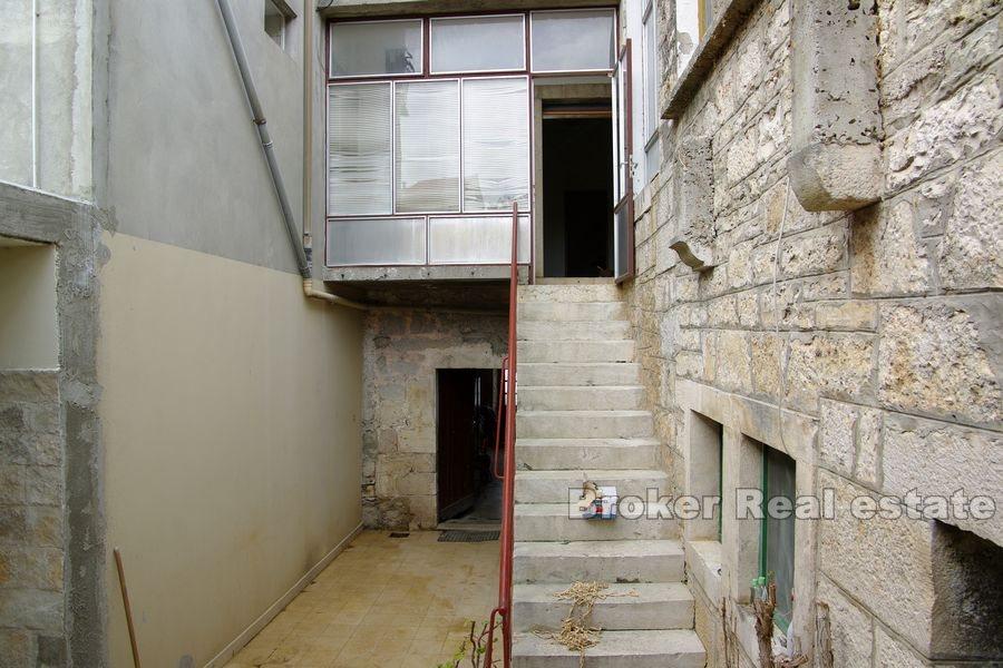 Korčula - Starý kamenný dům v první řadě k moři