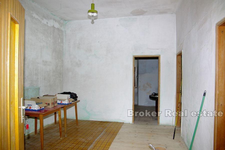 Korčula - Starý kamenný dům v první řadě k moři