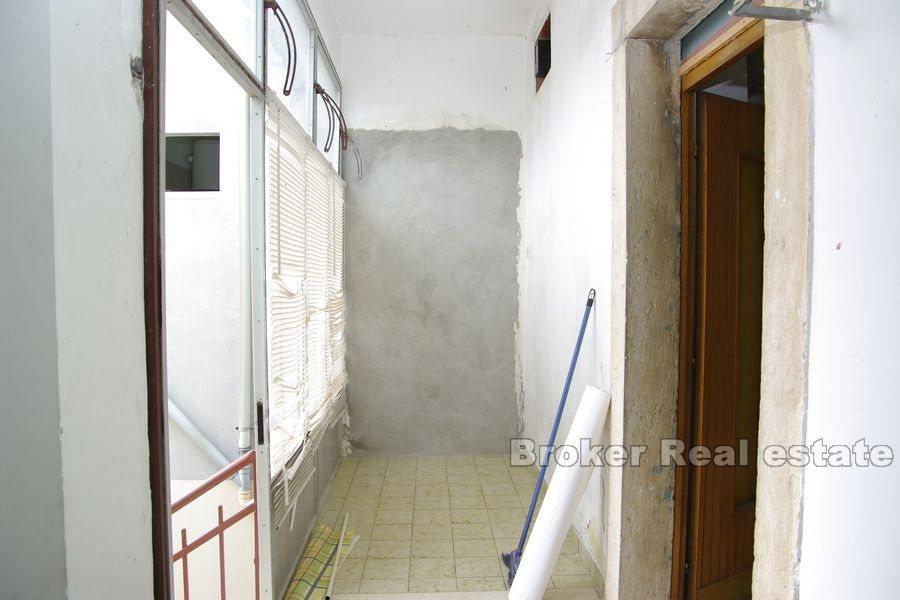 Korcula - Vieille maison en pierre au premier rang de la mer