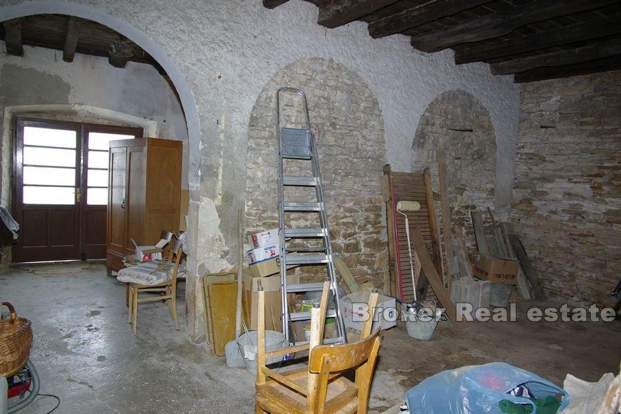 Korčula - Starý kamenný dům v první řadě k moři