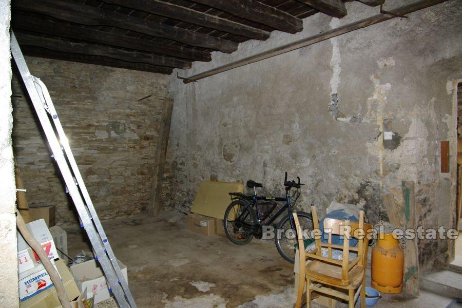 Korčula - Starý kamenný dům v první řadě k moři