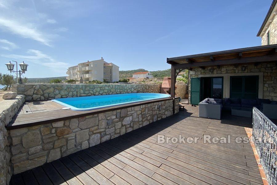 Okolica Zadra - Kamena kuća s bazenom uz more