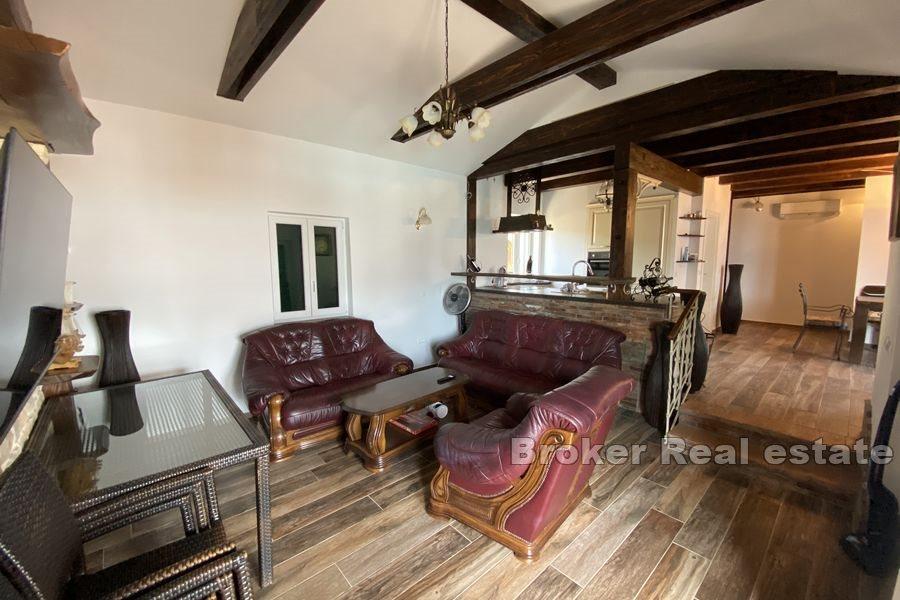 Okolica Zadra - Kamena kuća s bazenom uz more