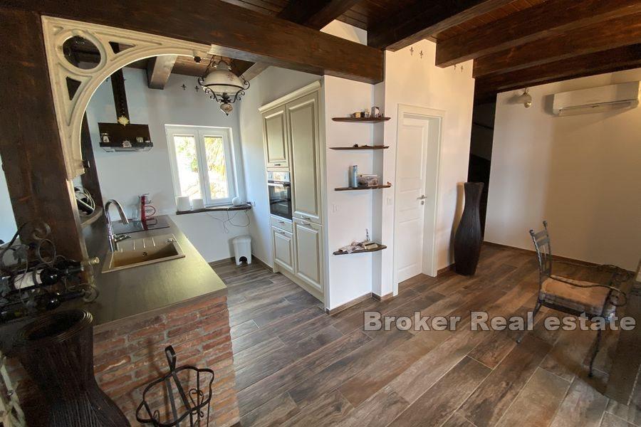 Okolica Zadra - Kamena kuća s bazenom uz more