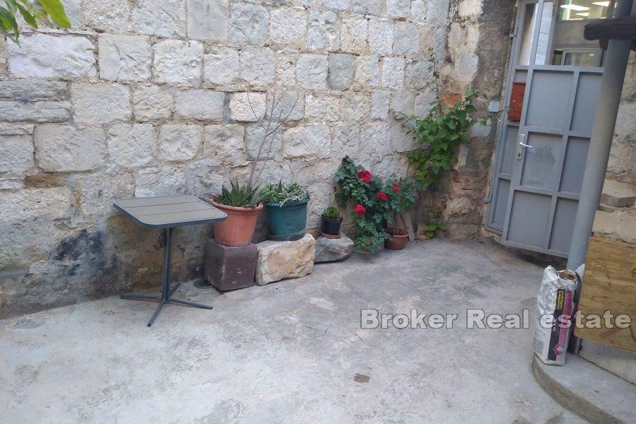 Split sentrum - Leilighet med hage i steinhus