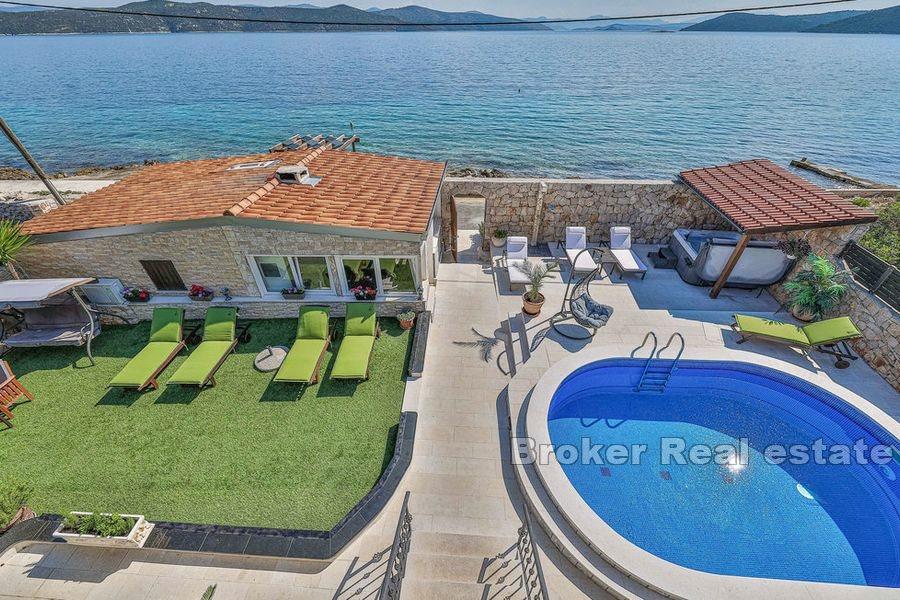 Drvenik - Casa in pietra con piscina in riva al mare