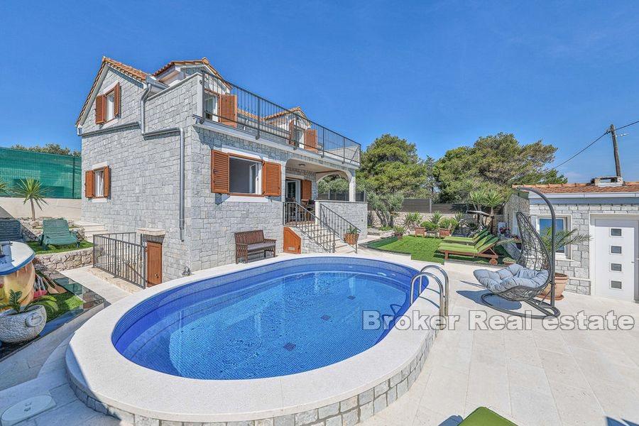 Drvenik - Kamenný dům s bazénem u moře