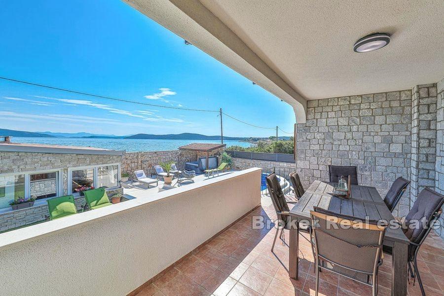 Drvenik - Kamenný dům s bazénem u moře