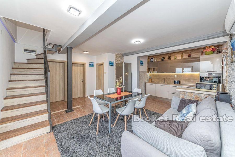 Drvenik - Kamenný dům s bazénem u moře