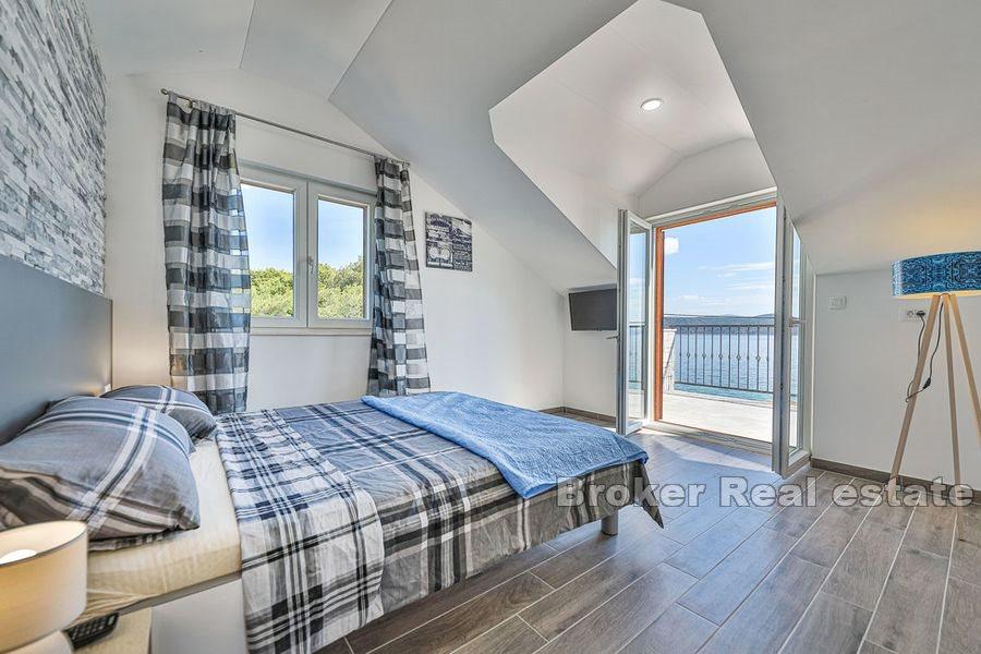 Drvenik - Kamenný dům s bazénem u moře