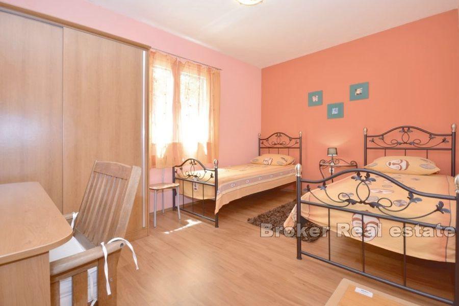 Drvenik - Kamenný dům s bazénem u moře