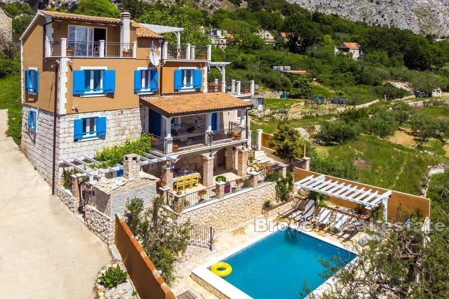 Omis - Kamienny dom z basenem i widokiem na otwarte morze