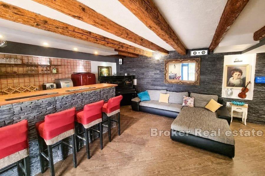 Omis - Steinhaus mit Pool und offenem Meerblick