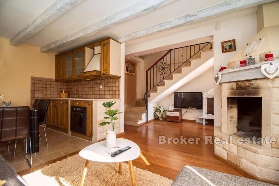 Omis - Steinhaus mit Pool und offenem Meerblick