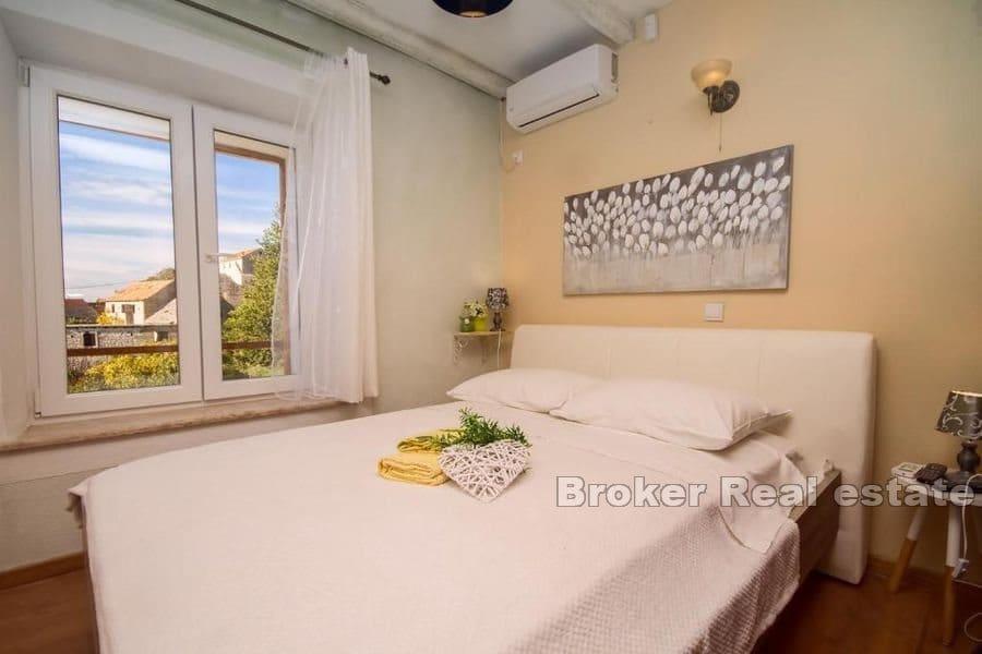 Omis - Steinhaus mit Pool und offenem Meerblick