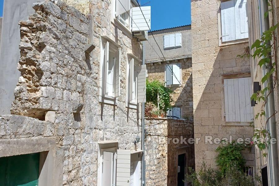 Vis - Maison en pierre au centre