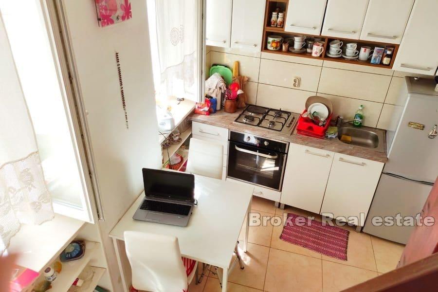 Vis - Maison en pierre au centre