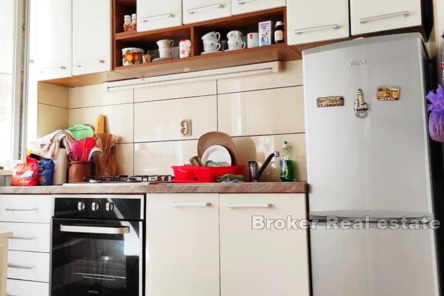 Vis - Maison en pierre au centre