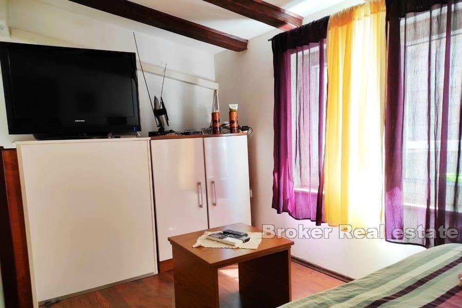 Vis - Maison en pierre au centre