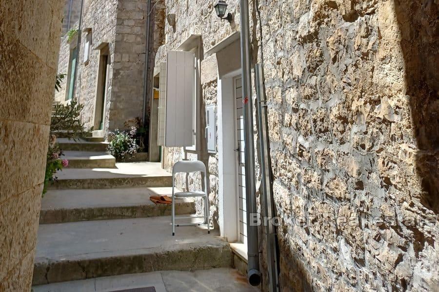 Vis - Maison en pierre au centre