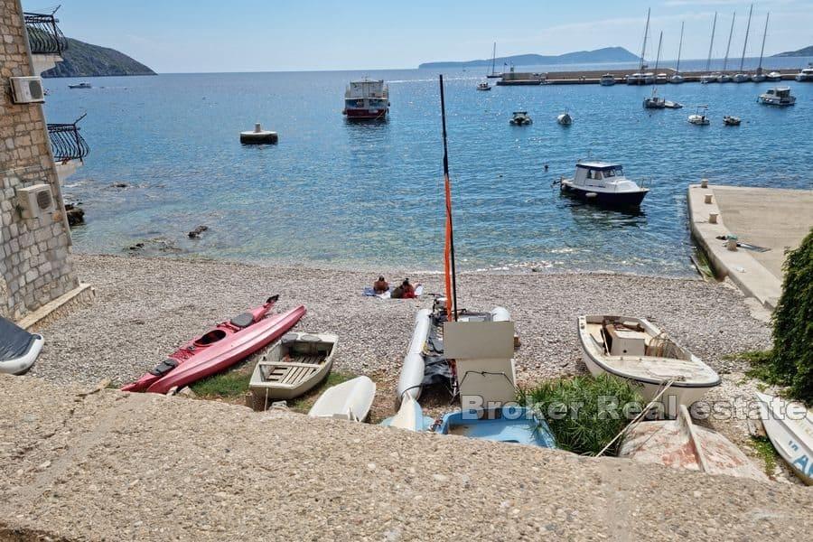 Vis - Building land on the beach