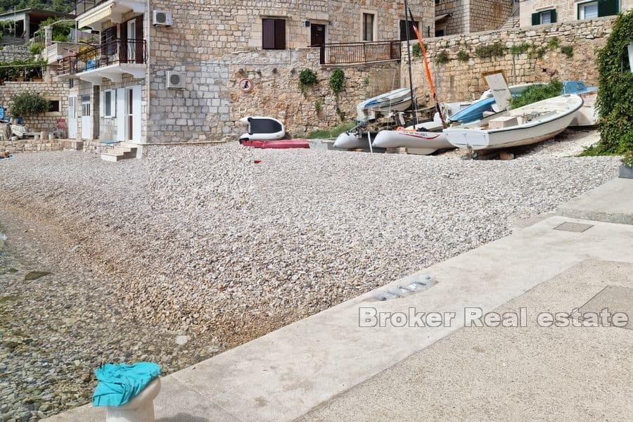 Vis - Building land on the beach