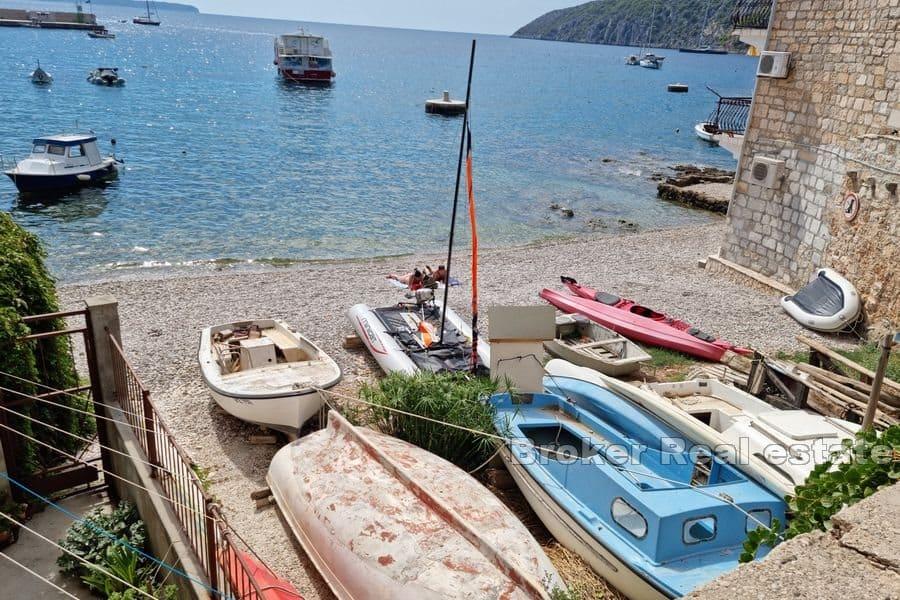 Vis - Building land on the beach