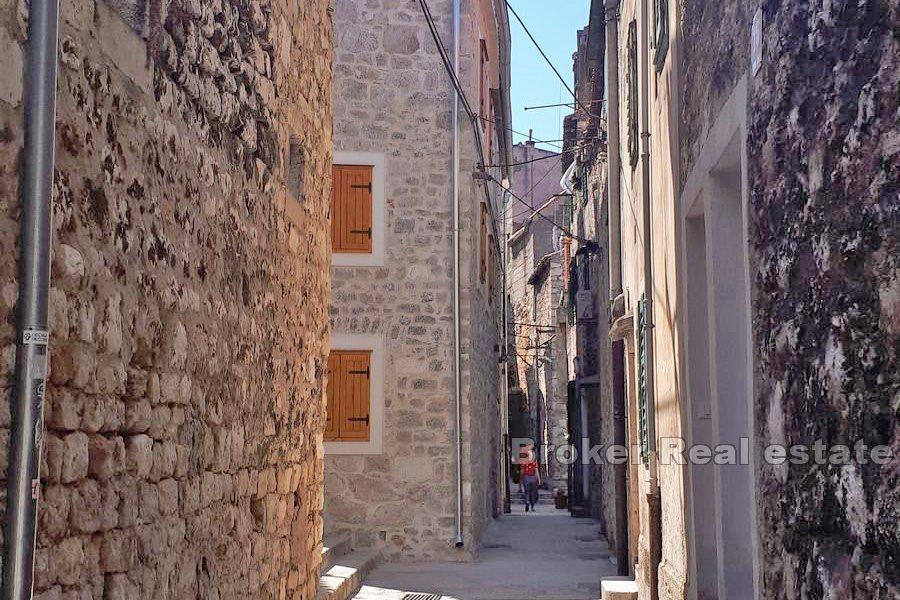 Sibenik - Hus i centrum, roh-bau
