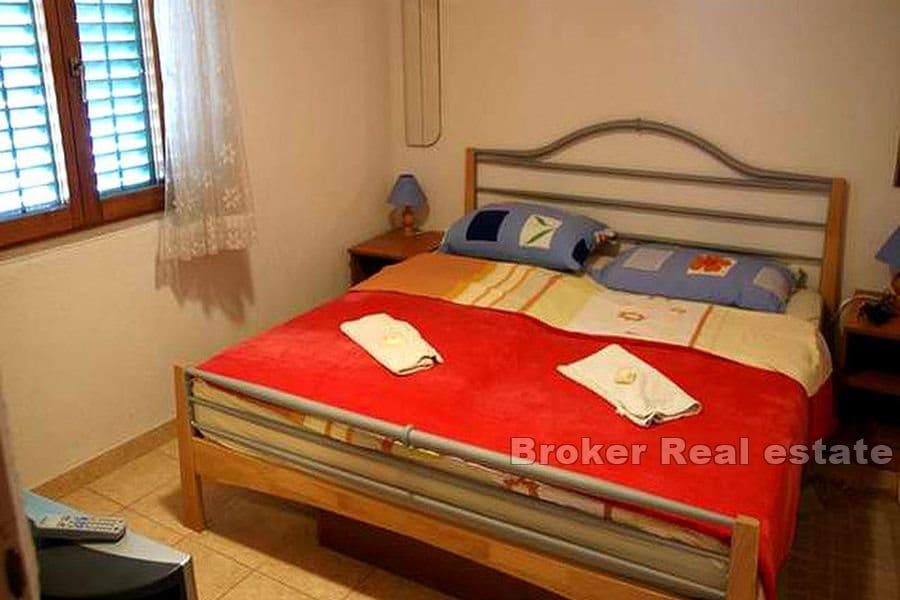 Šibenik - Apartmanska kuća prvi red do mora