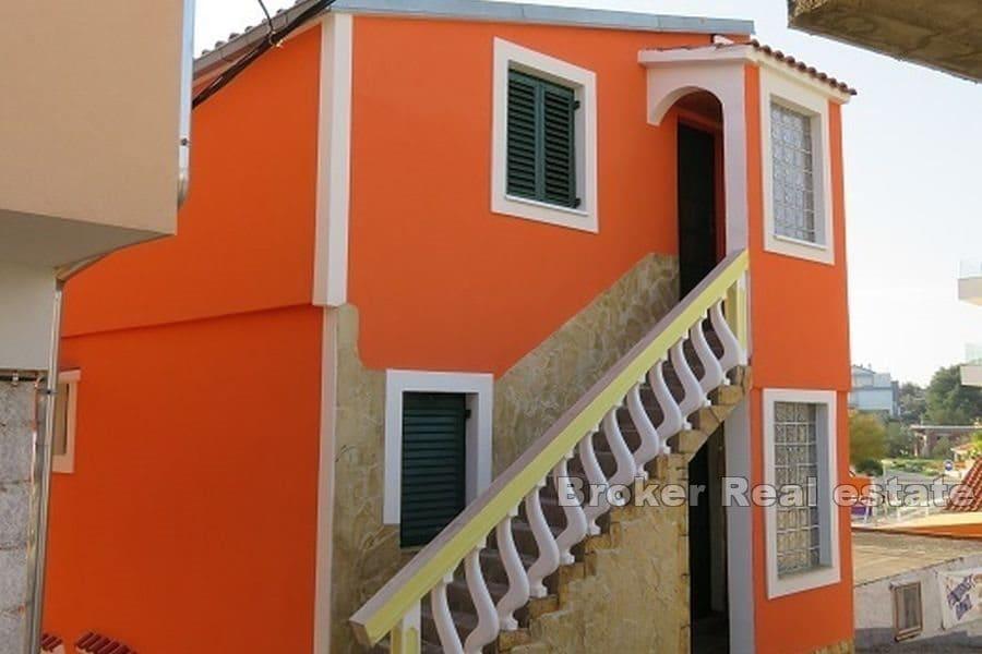 Šibenik - Apartmanska kuća prvi red do mora