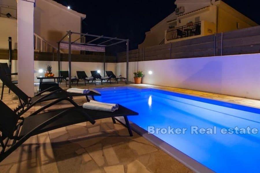 Rogoznica - House with pool near the sea