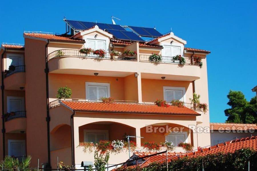 Šibenik - Geschäfts- und Wohnimmobilien erste Reihe zum Meer