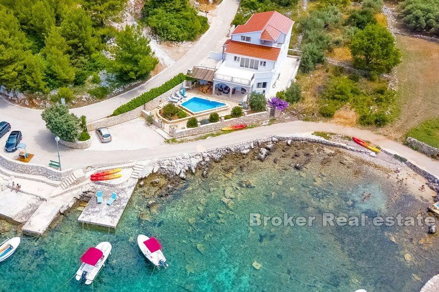 Ön Korcula - Lägenhetshus första raden till havet