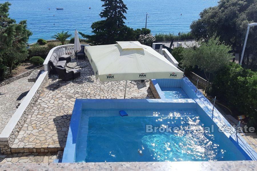 Pag - Maison avec piscine, première rangée de la mer