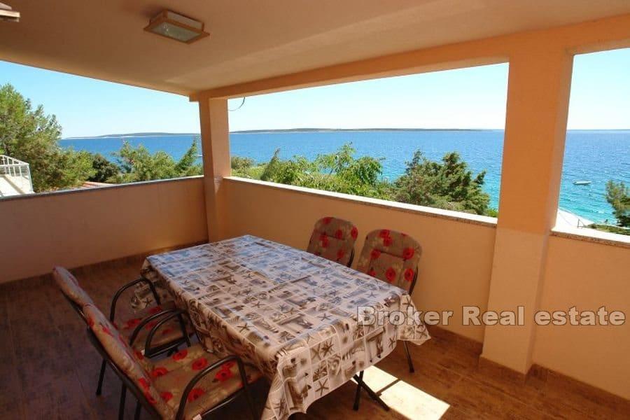 Pag - Maison avec piscine, première rangée de la mer
