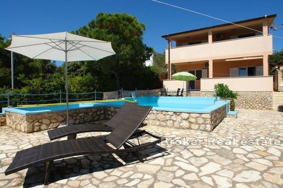Pag - Maison avec piscine, première rangée de la mer