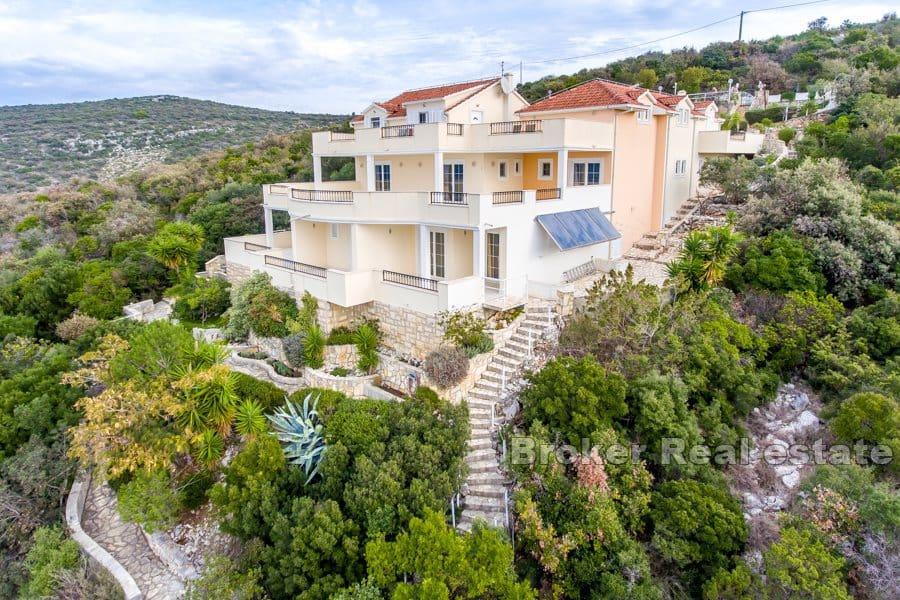 Solta - Dom apartamentowy w pierwszym rzędzie do morza