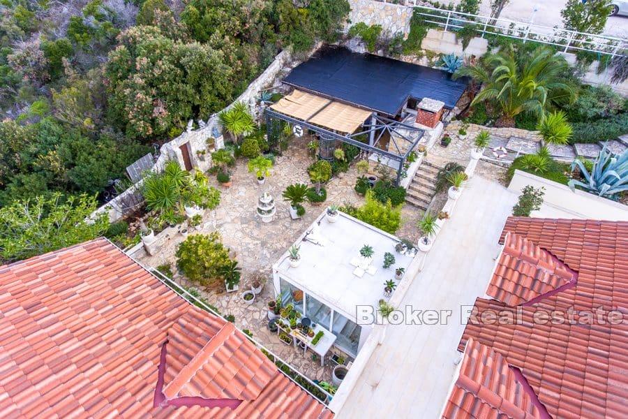 Solta - Dom apartamentowy w pierwszym rzędzie do morza