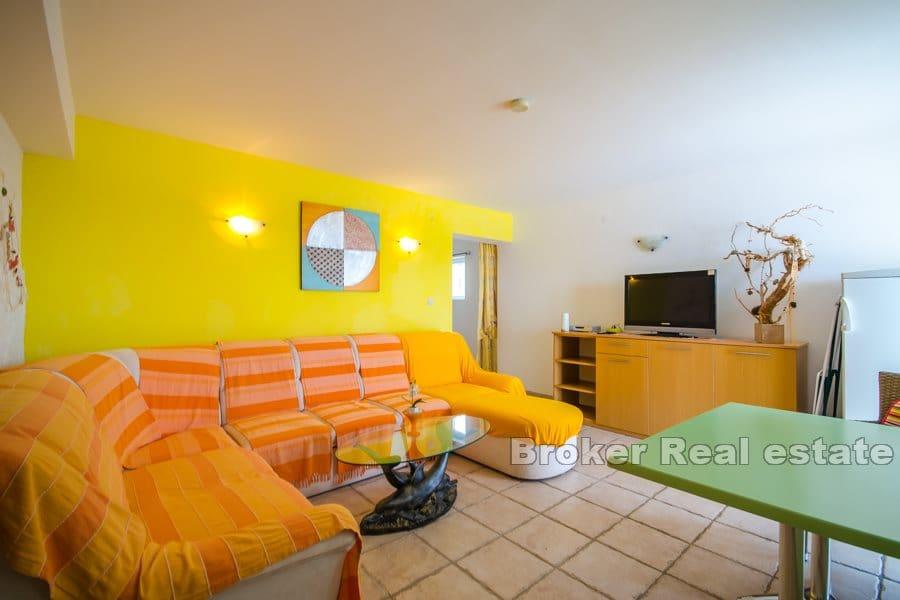 Solta - Dom apartamentowy w pierwszym rzędzie do morza