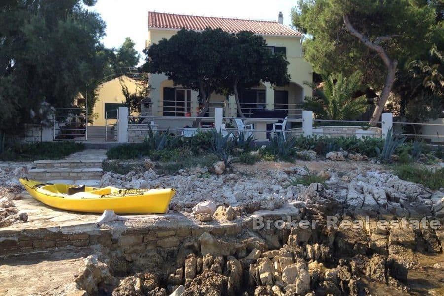 Ostrov Brač - Dům v první řadě k moři