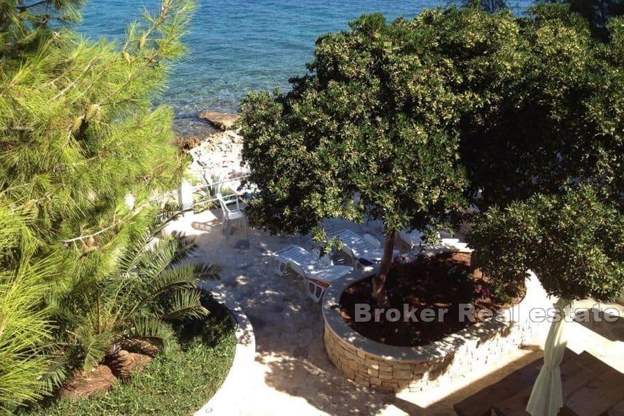 Ön Brac - Hus i första raden mot havet