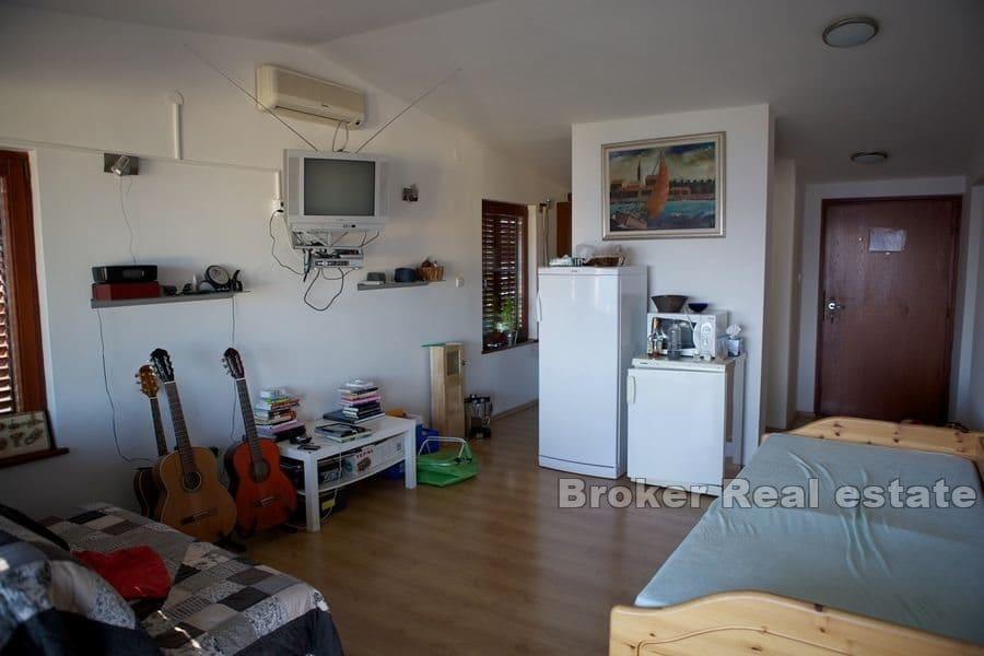 Karlobag - Apartmánový dům s otevřeným výhledem na moře